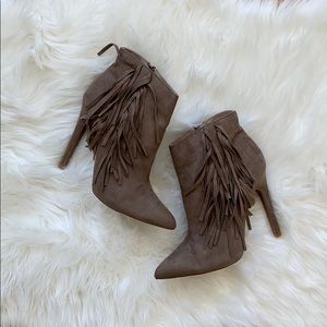 ❤️❤️NEW IN BOX❤️❤️Faux Suede Pointed Toe Ankle Bootie w/Fringe